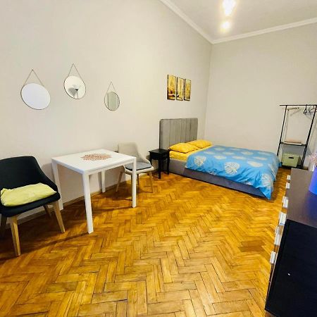 Джерельна 25, Апартаменти В Центрі З Двома Ізольованими Спальнями Lviv Luaran gambar