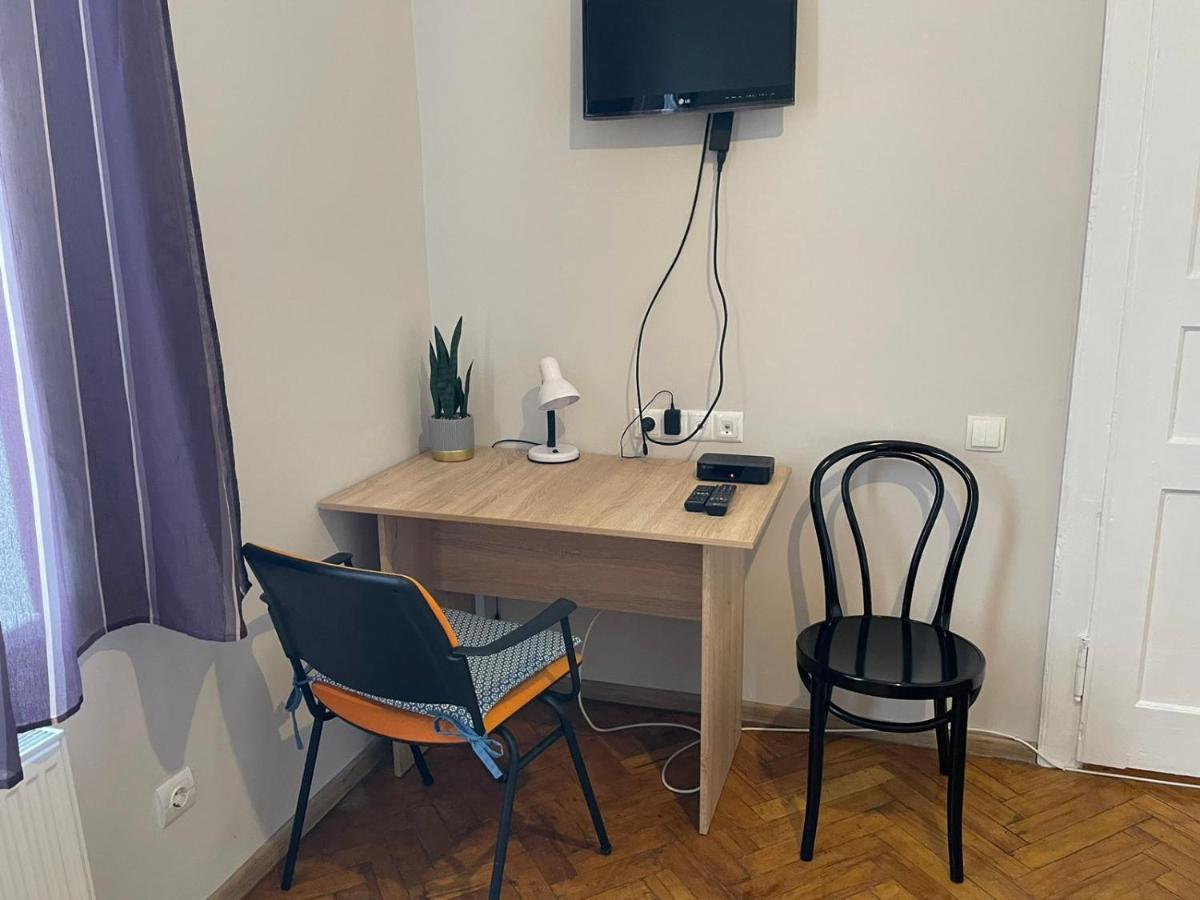Джерельна 25, Апартаменти В Центрі З Двома Ізольованими Спальнями Lviv Luaran gambar